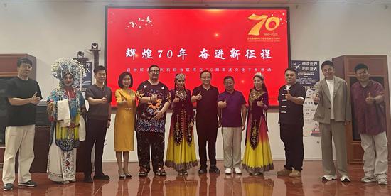 青春獻(xiàn)禮文化行 自治區(qū)團(tuán)委青聯(lián)組織青年文藝志愿者赴和田地區(qū)開(kāi)展文化下鄉(xiāng)活動(dòng)